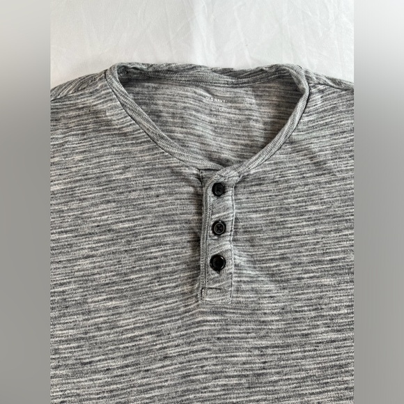 Men's Old Navy Short Sleeve Gray Henley Size Large - Picture 2 of 9